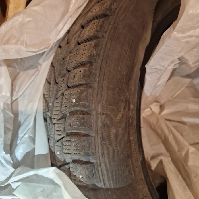 Продам Зимнюю Шипованн Резину  Dunlop