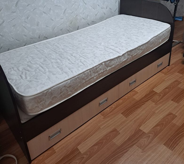Кровать односпальная. С новым матрасом