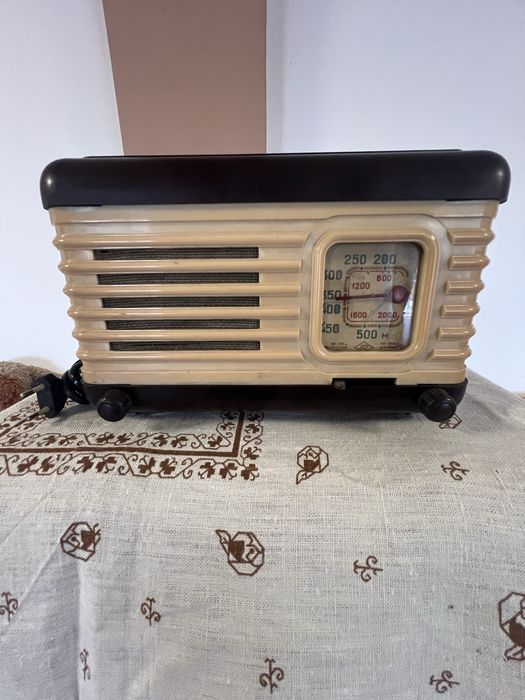 Radiouri  vechi pe lampi si tranzistori de vanzare