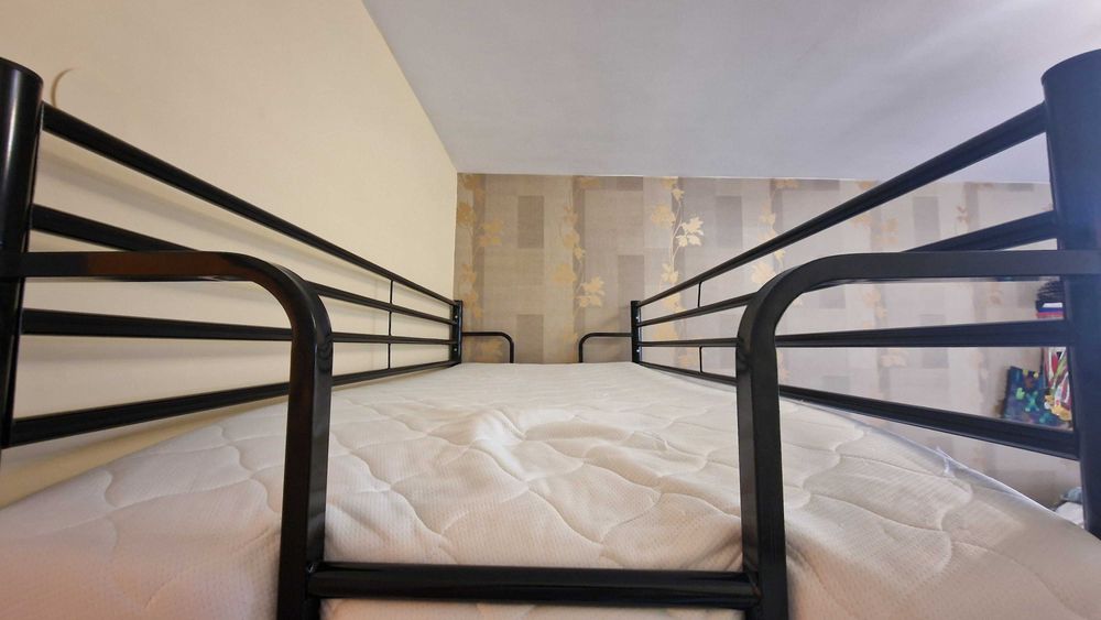 Двуетажно метално легло с матраци