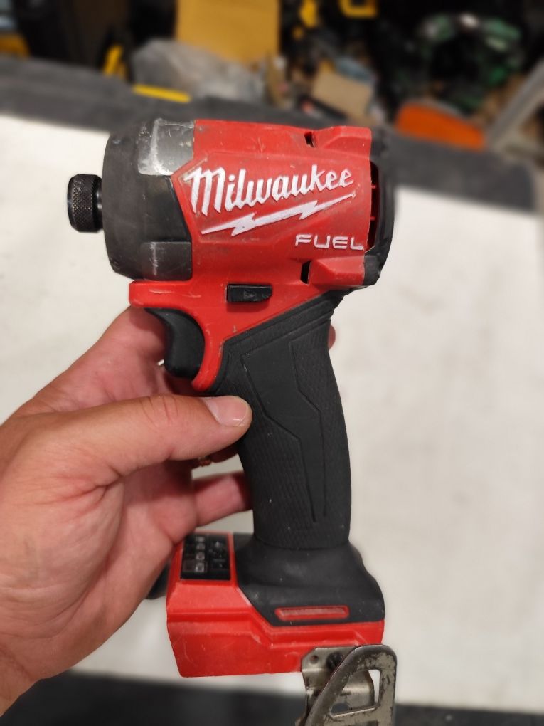 Безчетков акумулаторен импактдрайвър Милуоки Milwaukee M18 FID3 + 5Ah