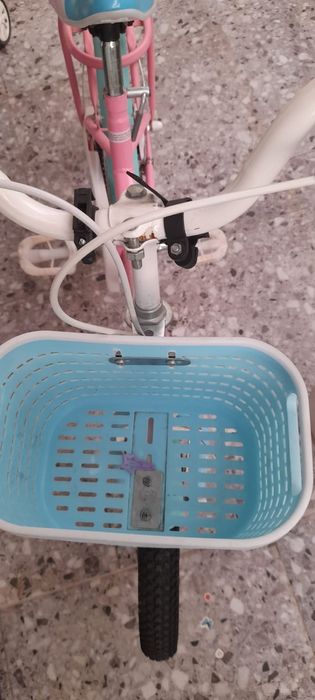 Bicicleta roz de fetite cu coșuleț pentru 5-7 ani