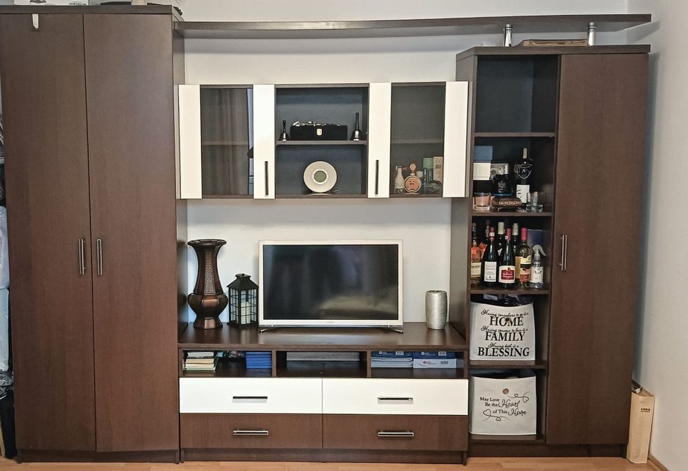 Vând biblioteca  3000/2200