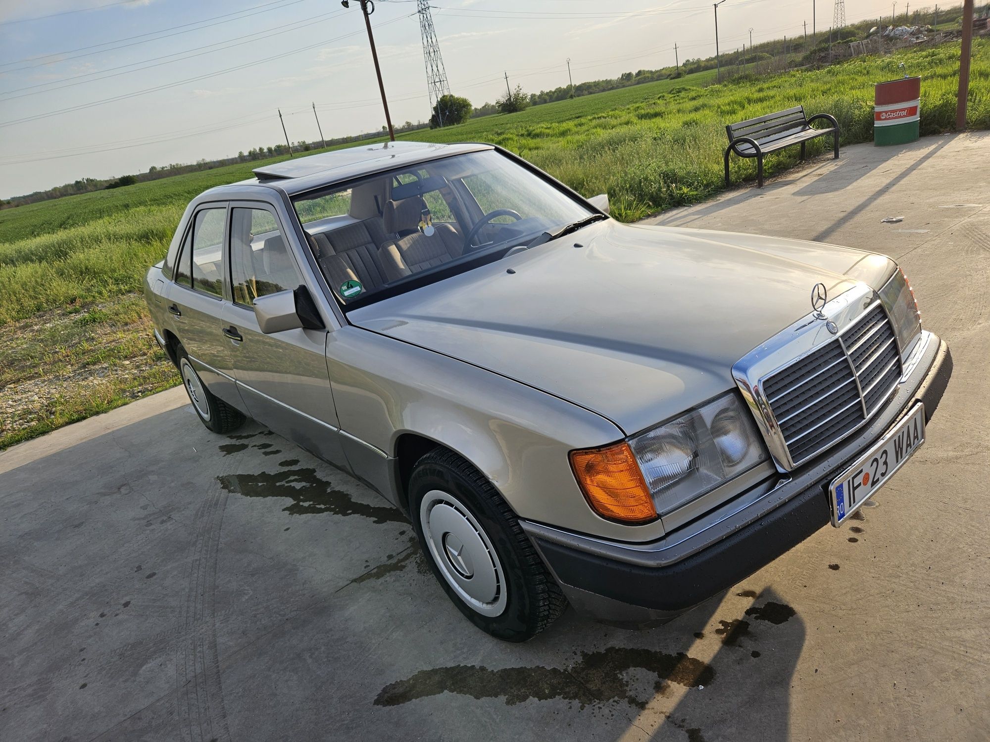 Mercedes w124 200E 1990 trapa interior crem pretabil retromobil