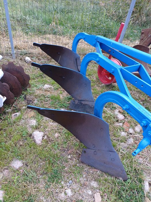 Plug de vanzare dupa tractor 3 brezde dupa tractor de la 50 cp in sus