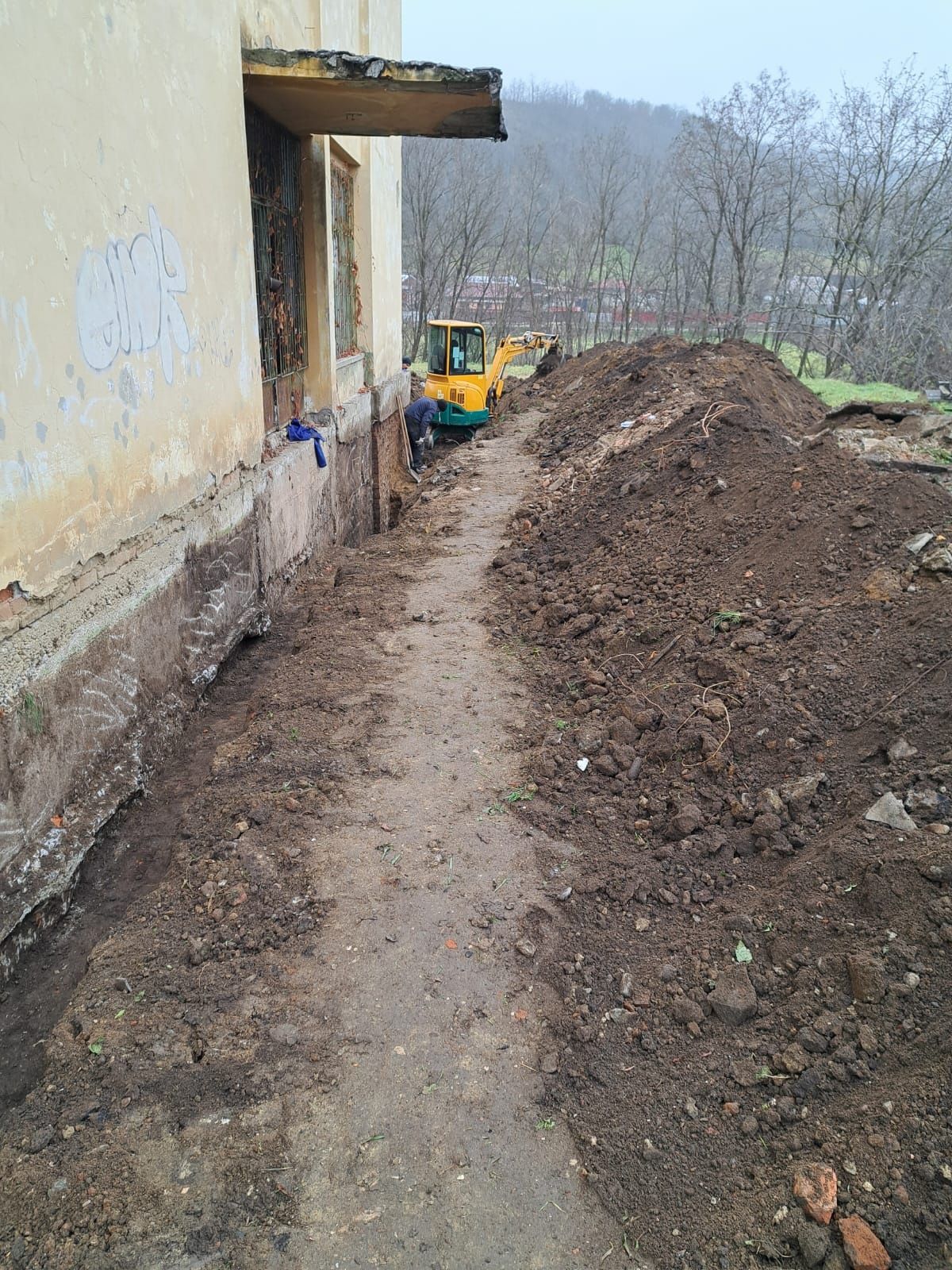 Închiriez  miniecxcavator pentru  săpături  canalizare  fose fundații