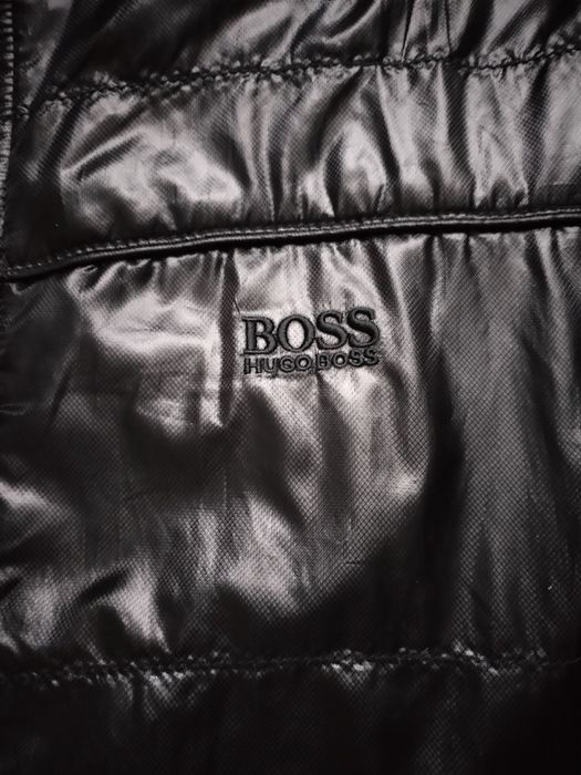 Geaca originala,Boss,mărimea S,stare foarte bună.