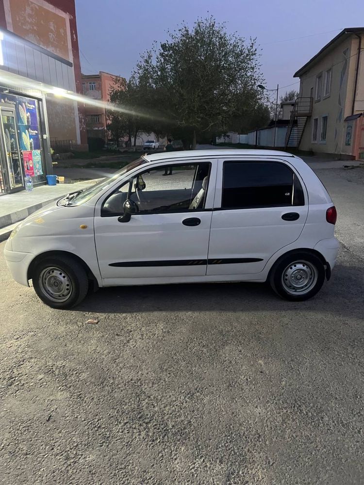 Shevrolet Matiz sotiladi rangi oq xolati yaxshi 2010 yil
