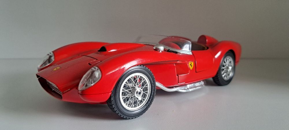 Machetă auto Ferrari 250 Testa Rossa (1957) 1:18 – Bburago, Made in It