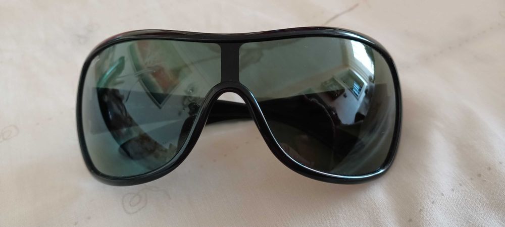 Ochelari de soare de damă.