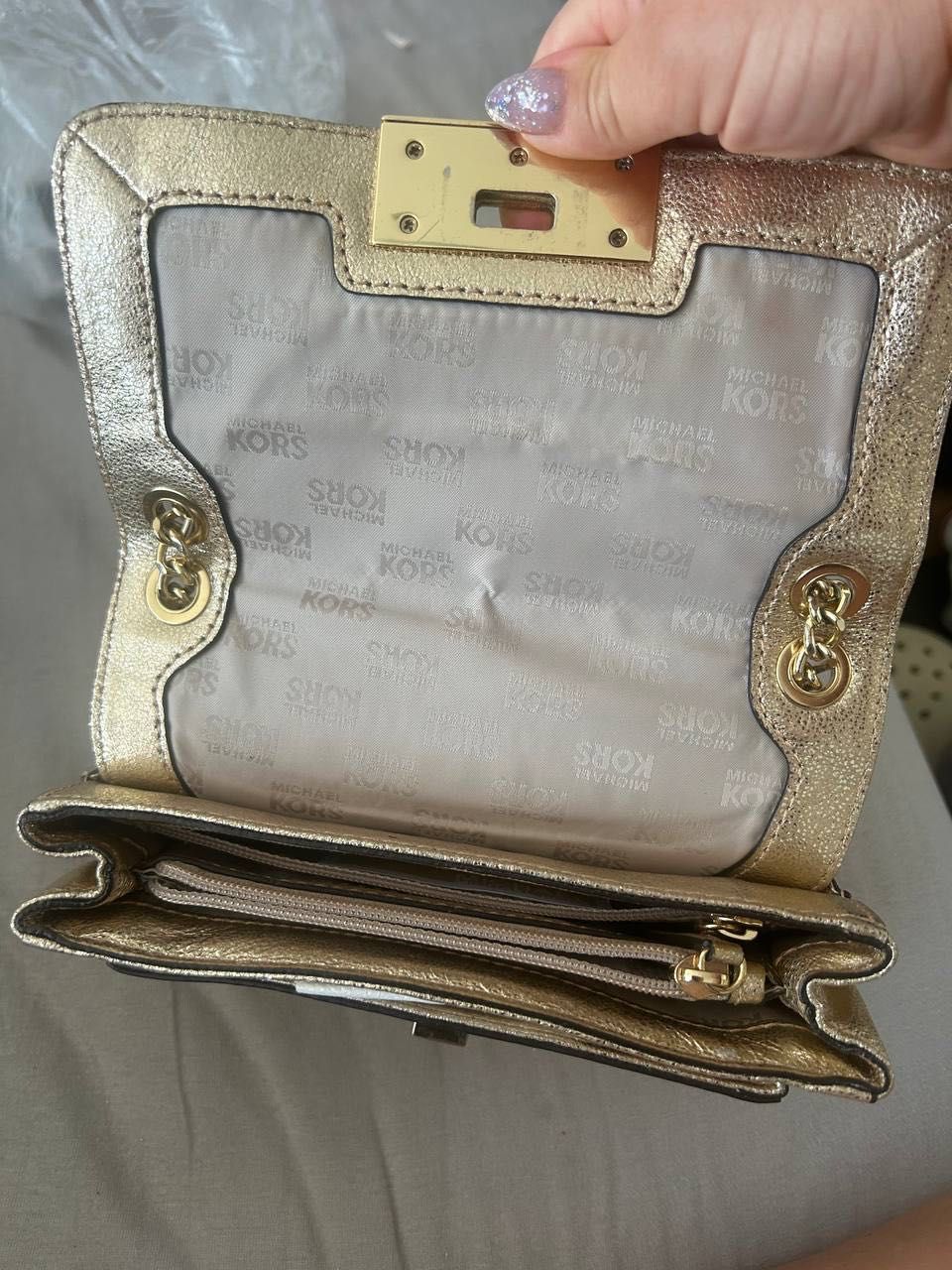 Чанта златна Michael kors