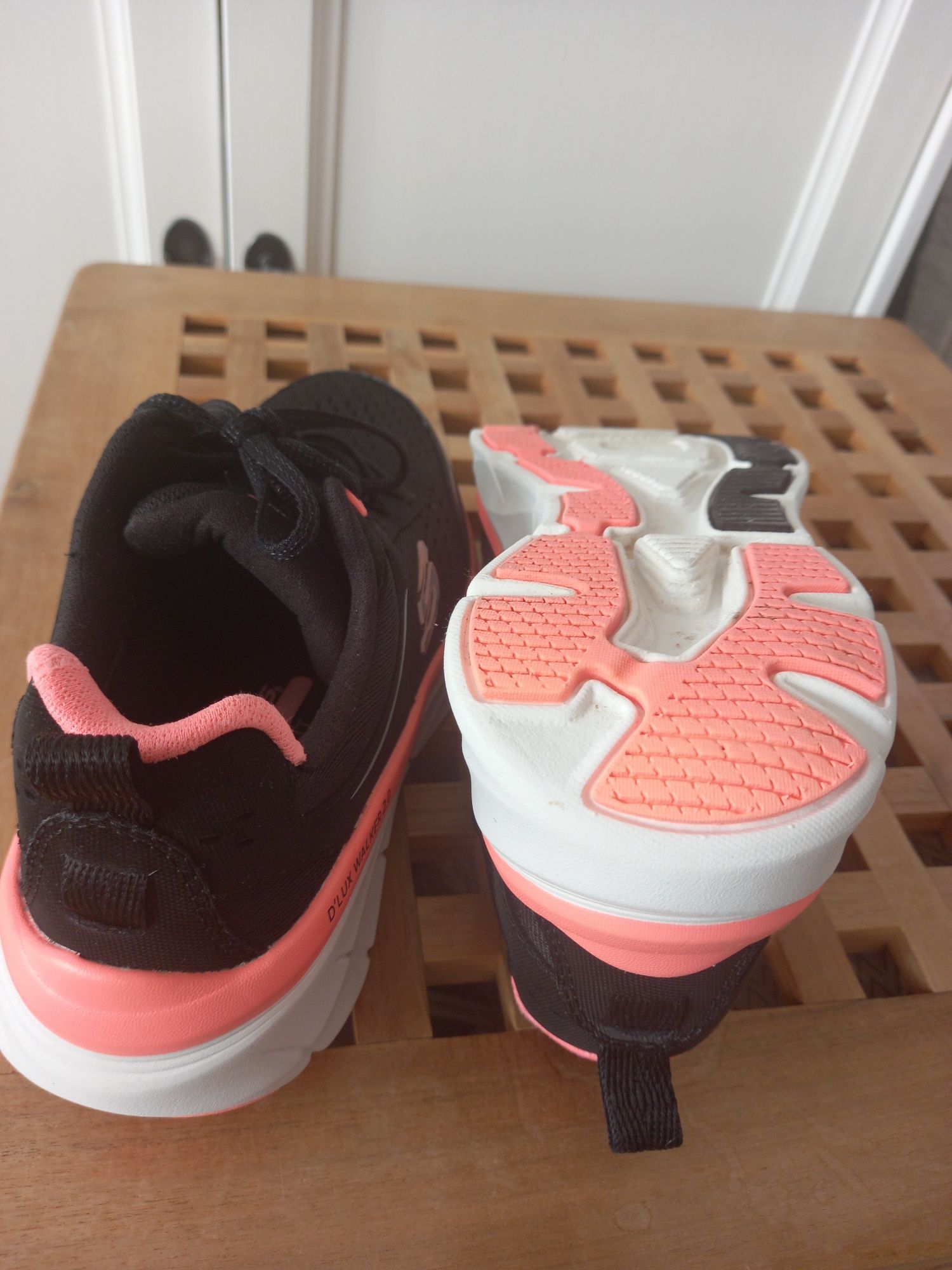 Skechers D’Lux Walker 2.0
