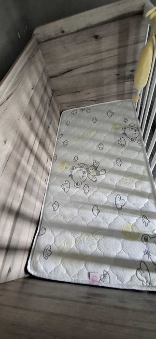 Деткко легло/бебешка кошара с люлеещ механизъм + матрак и протектор