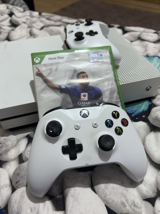 Vand xbox one s+ doua controllere si fifa 23