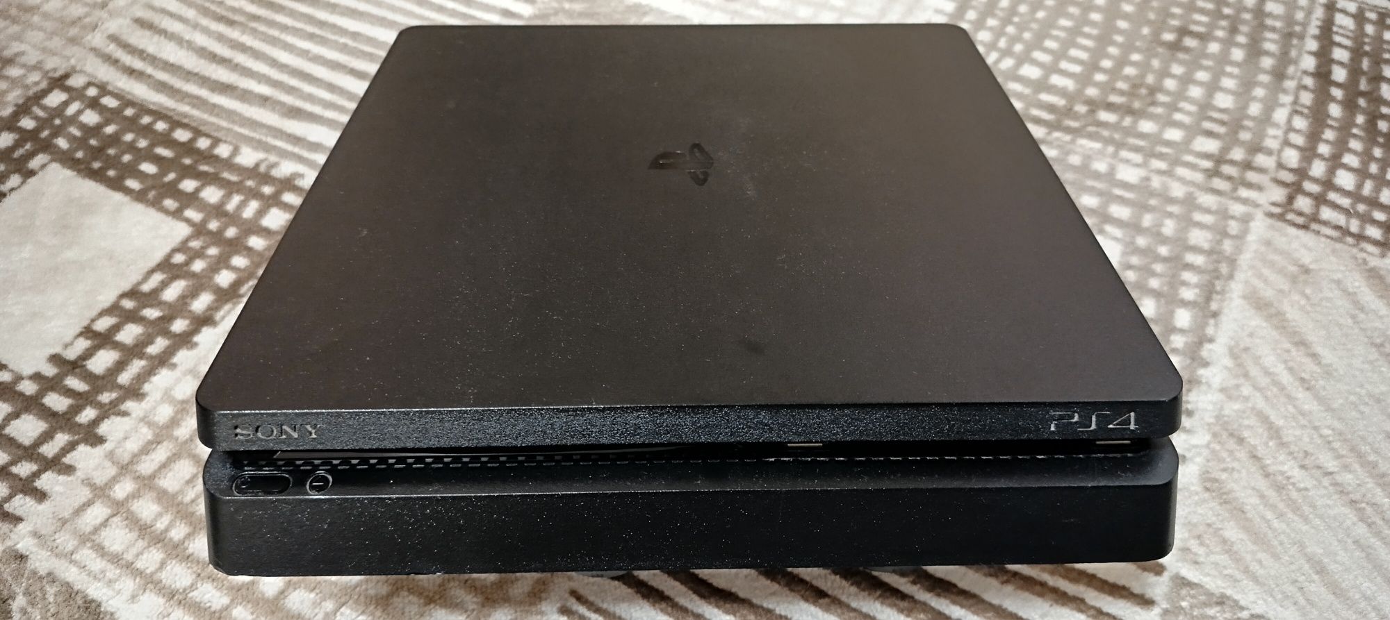Плейстейшън 4 слим PS 4 slim