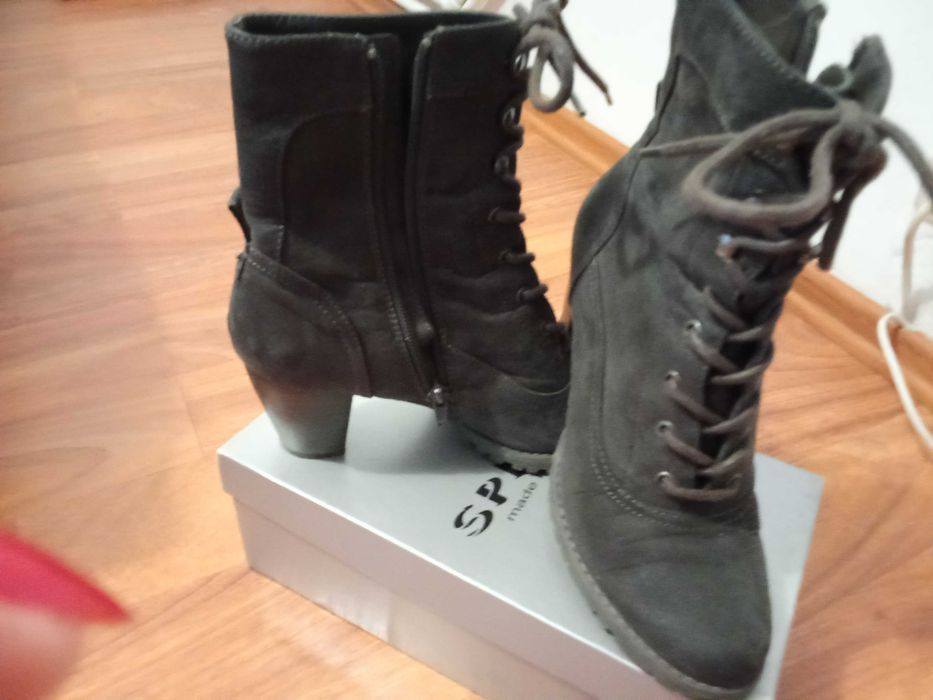 Vand ghete marimea 38 , maro , piele intoarsa - 30 lei