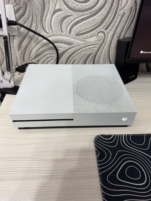 Продам Xbox One S 1TB