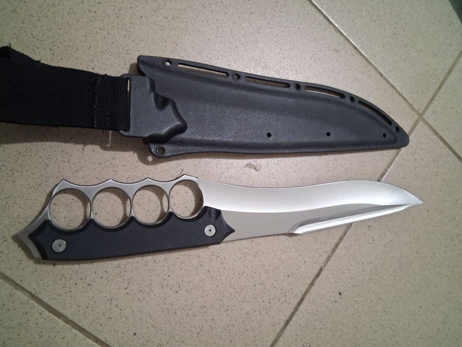 Нов нож с бокс с кания.