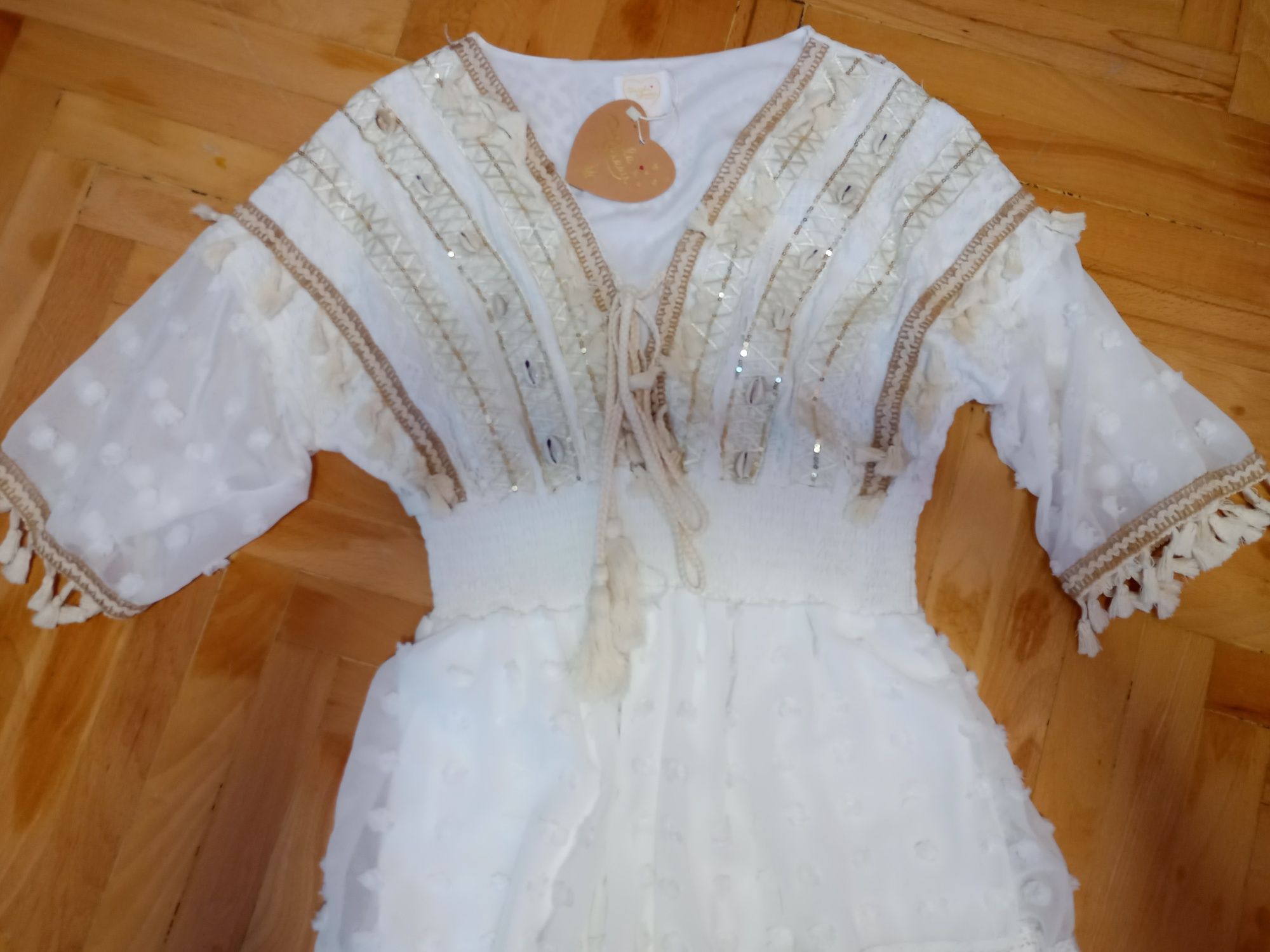 Ефирна бяла рокля