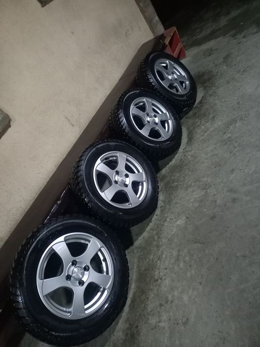 Продам шины с дисками зимние 185/65/14 состояние идеал торг есть !