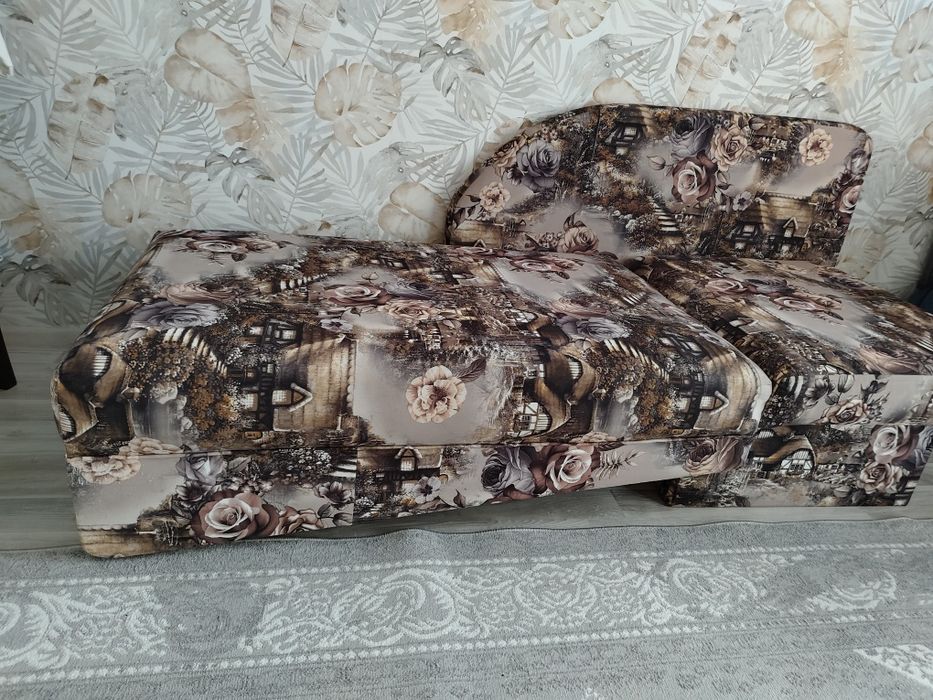 Мини диван, 0.90х2.00, цвет красивый, обшивка в отличном состоянии