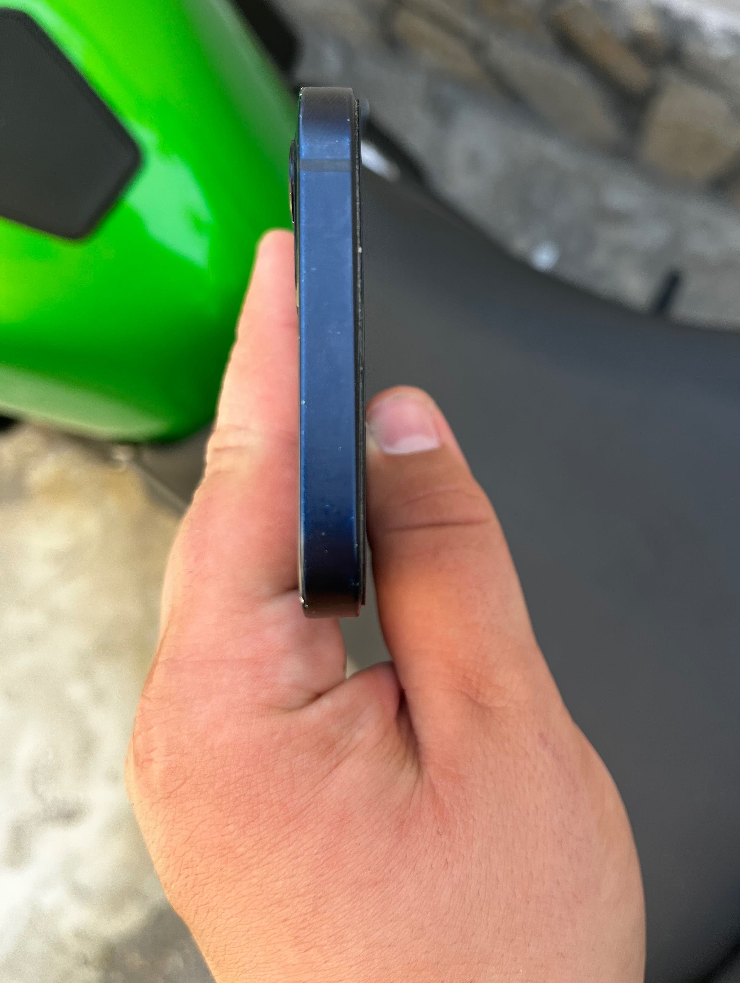 Продавам iPhone 12