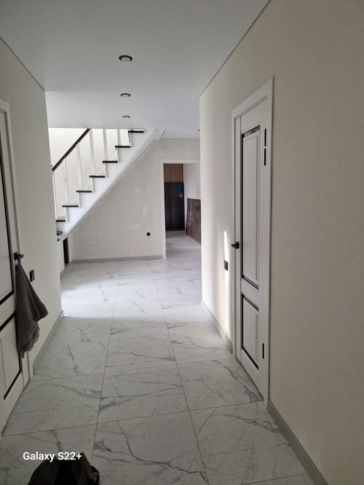 Продаётся просторный частный дом в посёлке Солнечном!
Дом расположен в