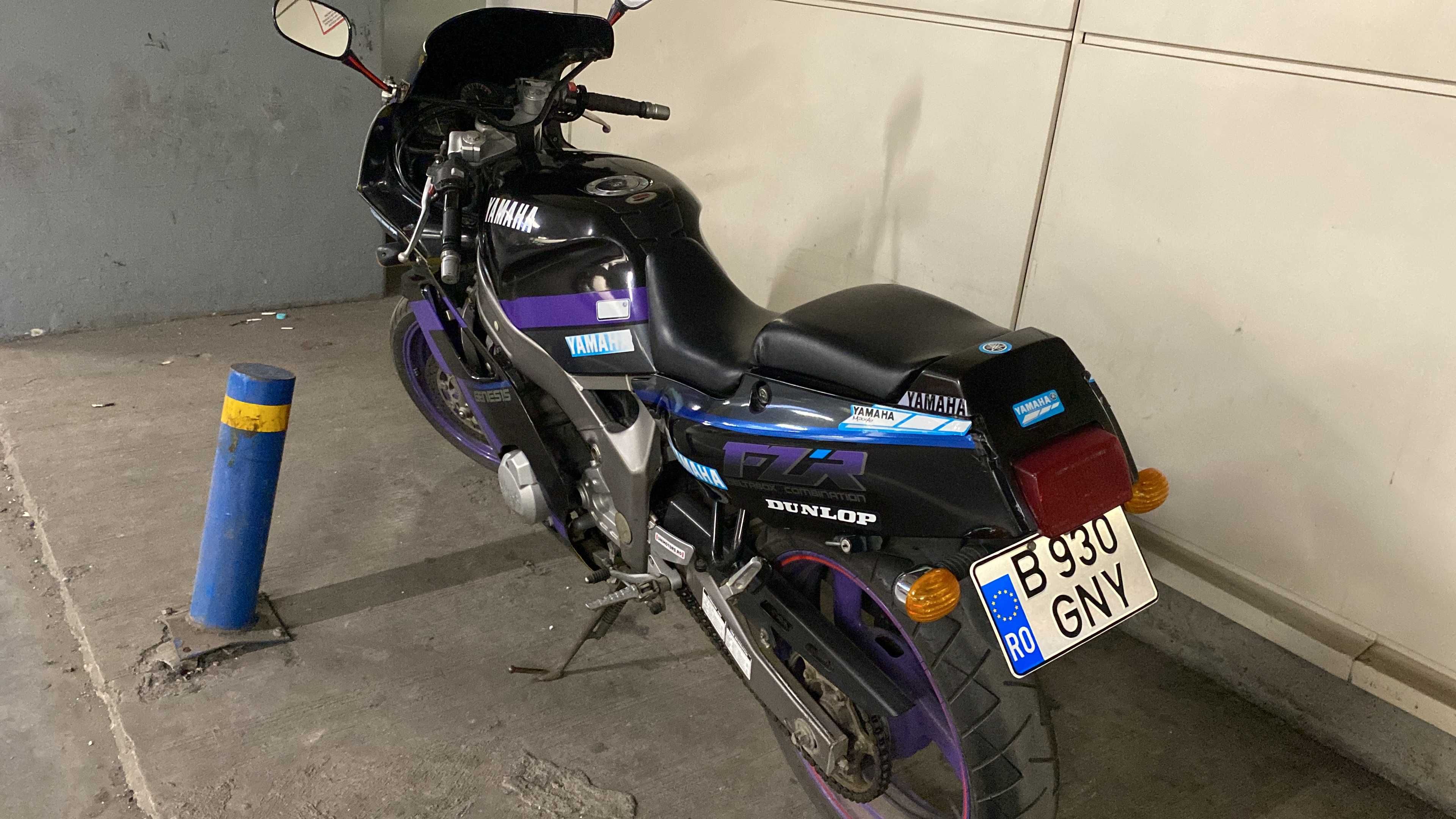 Motocicleta Yamaha FZR 600R