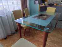 Голяма трапезна маса със стъклен плот и дървени крачета 150х90 см