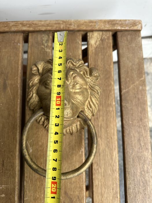 Хлопка за врата.       .