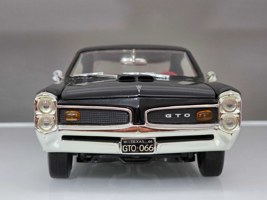 Macheta Auto 1/18 ERTL 1966 Pontiac GTO Black Red