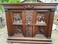 Comoda sculptata antică vintage