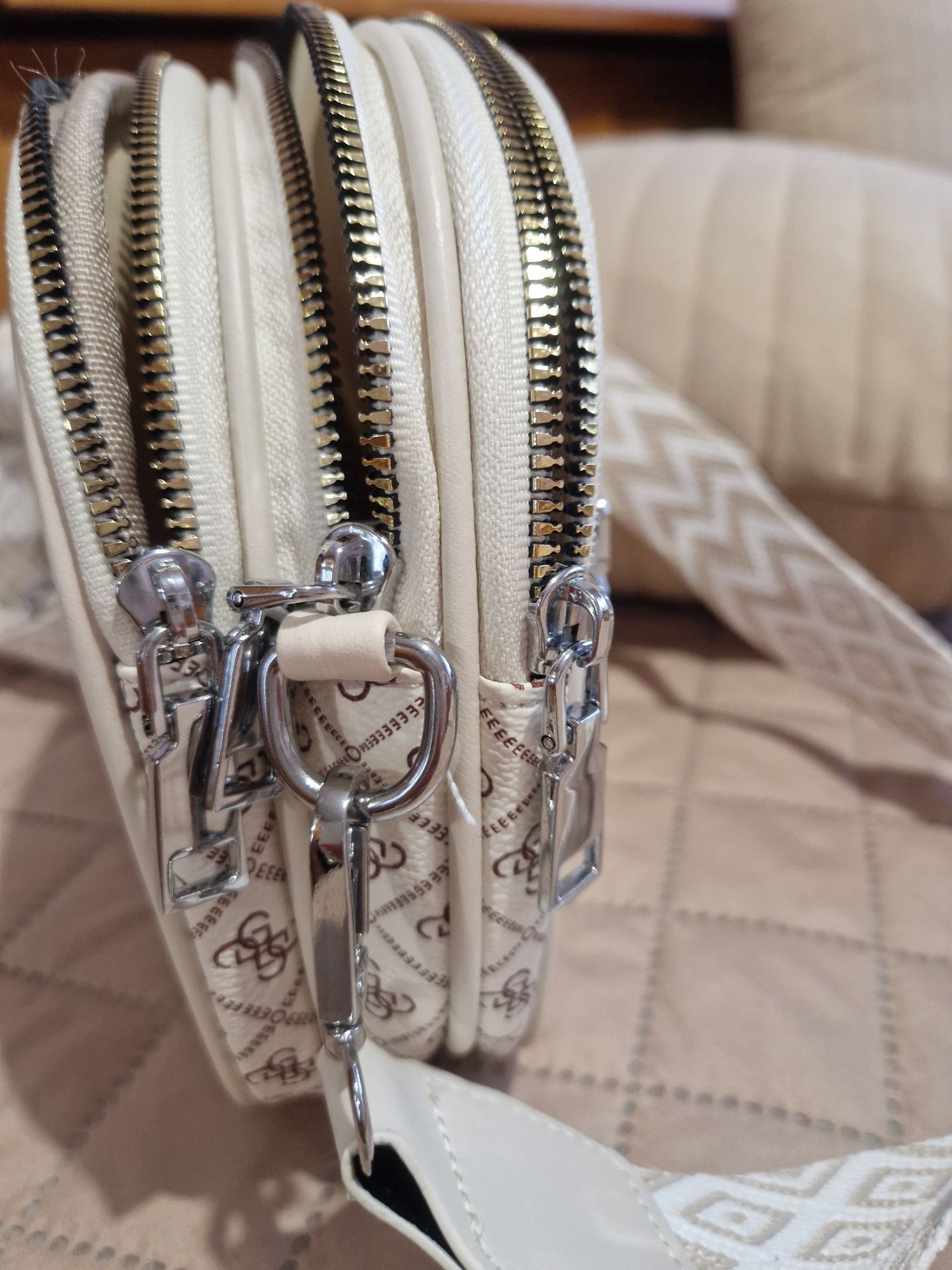 Дамска чанта Guess