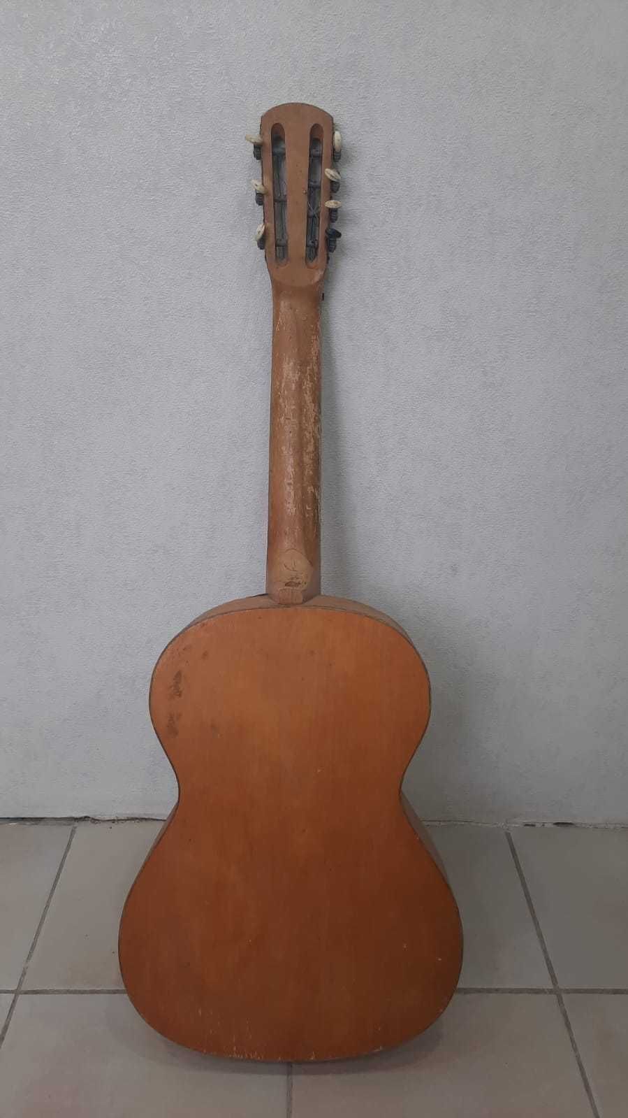 Продам семиструнную гитару