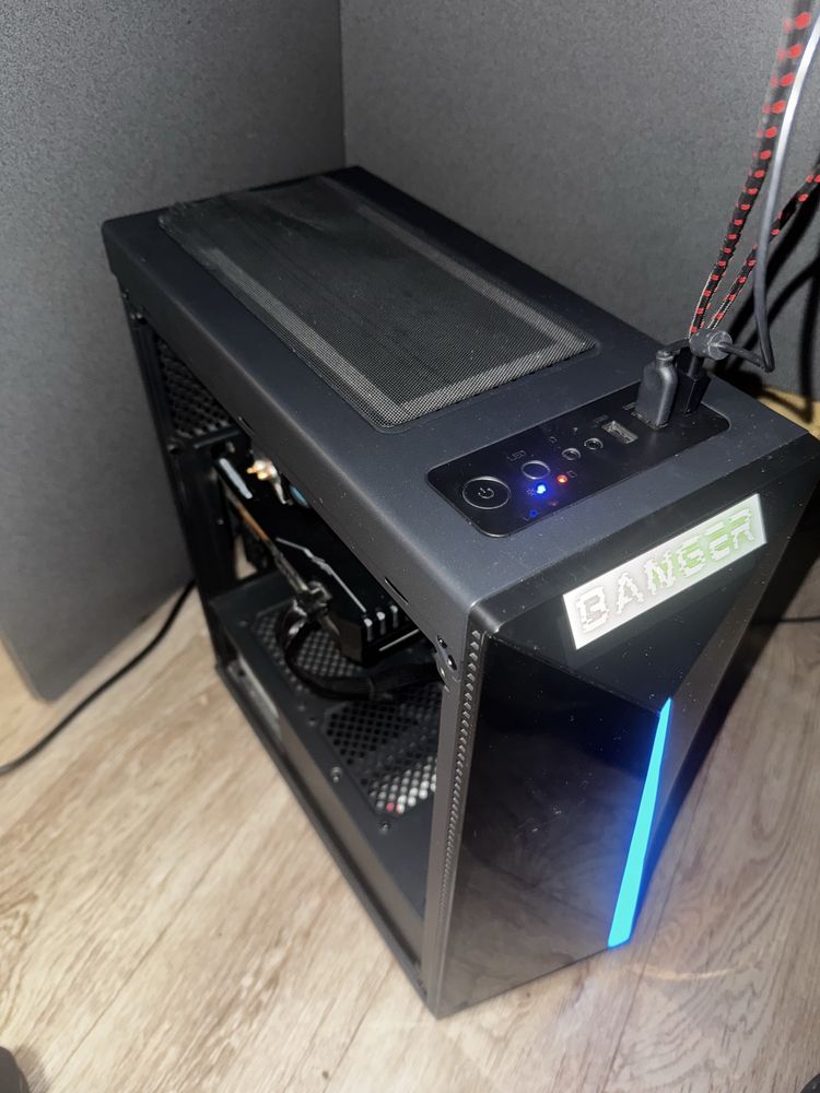 Продается игровой компьютер с клавиатурой и мышкой