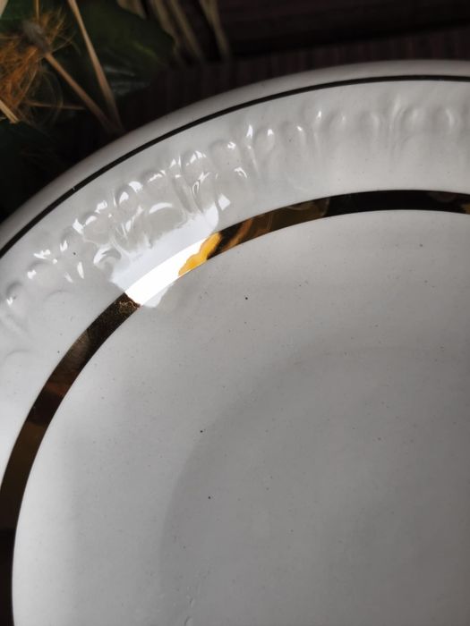 Продавам комплект шест чинии