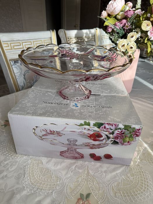 Большая стеклянная фруктовница на ножке