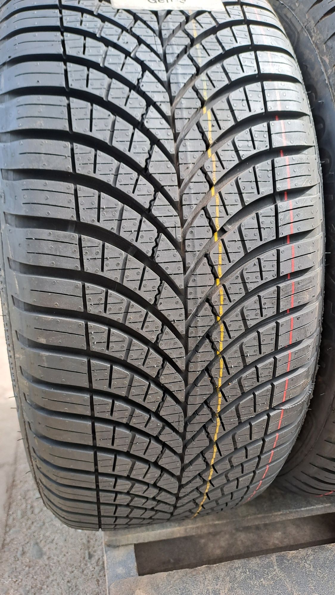 НАМАЛЕНИ Нови Всесезонни 225/45/17 Goodyear Vector 4Seasons