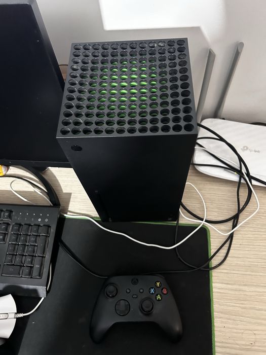 Xbox Series X cu controller la cutie