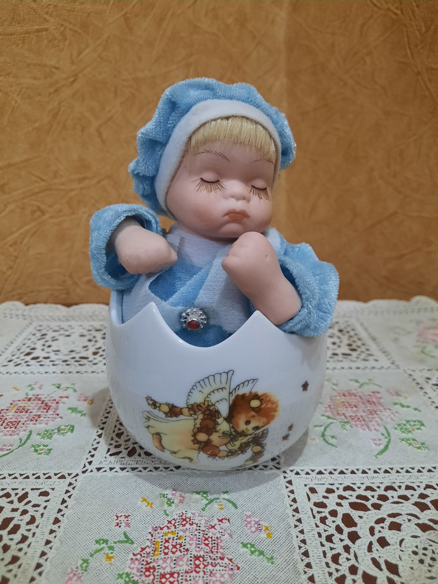 Фарфоровая, музыкальная кукла-младенец, в отличном состоянии и приятно