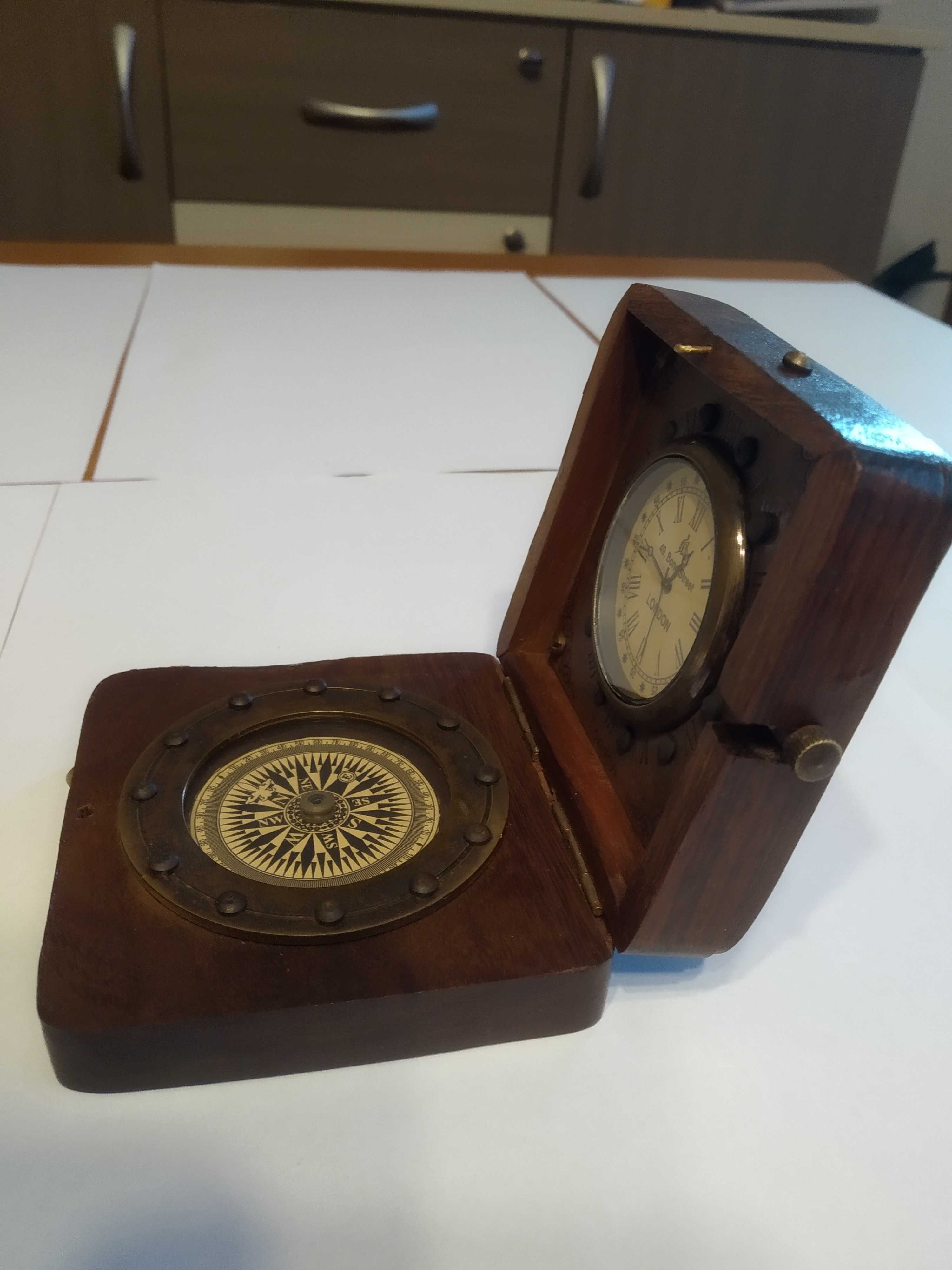 Дървена ретро кутия с часовник и компас