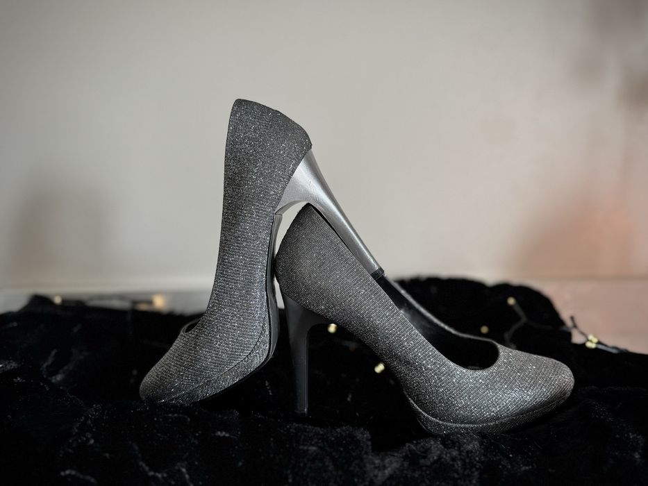 Сребристи обувки на ток