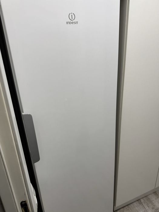 Продам морозилку Indesit