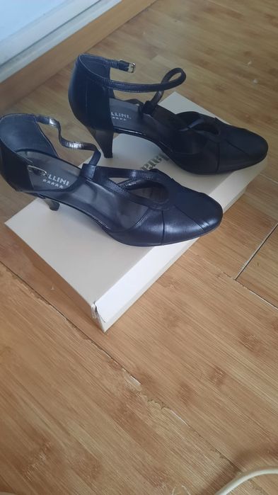 Pantofi negri f comozi.purtati 2 ori
