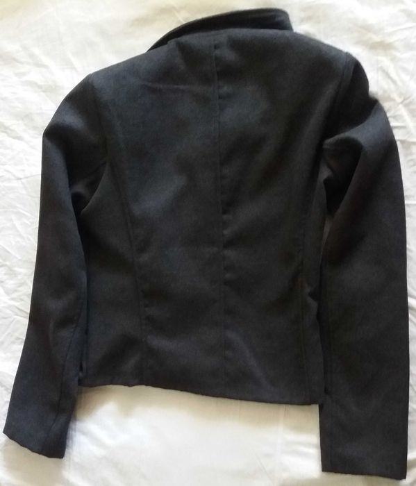 Сиво плътно есенно сако и бяло лятно - пролетно яке