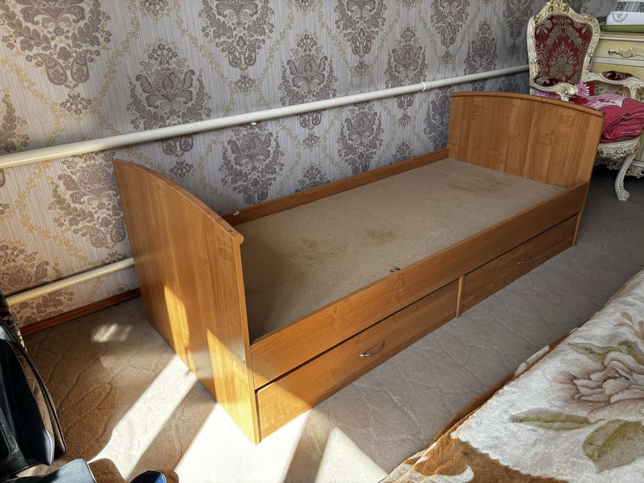 Деревянная кровать