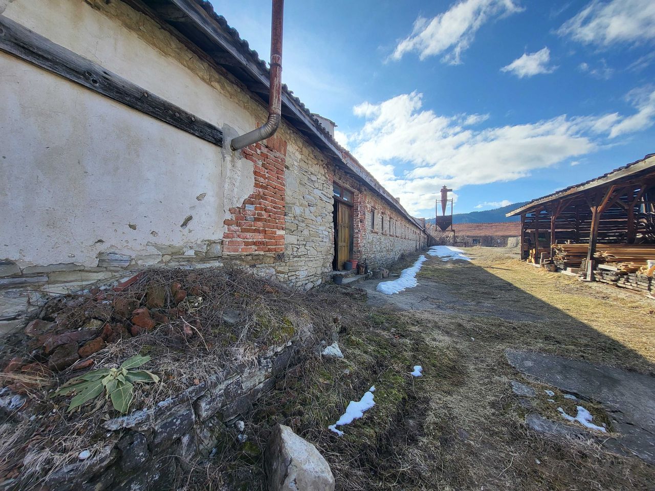Продава се Промишлена сграда в с. Момчиловци, Област Смолян - 1470 кв.м за 140 €/кв.м - Снимка #2