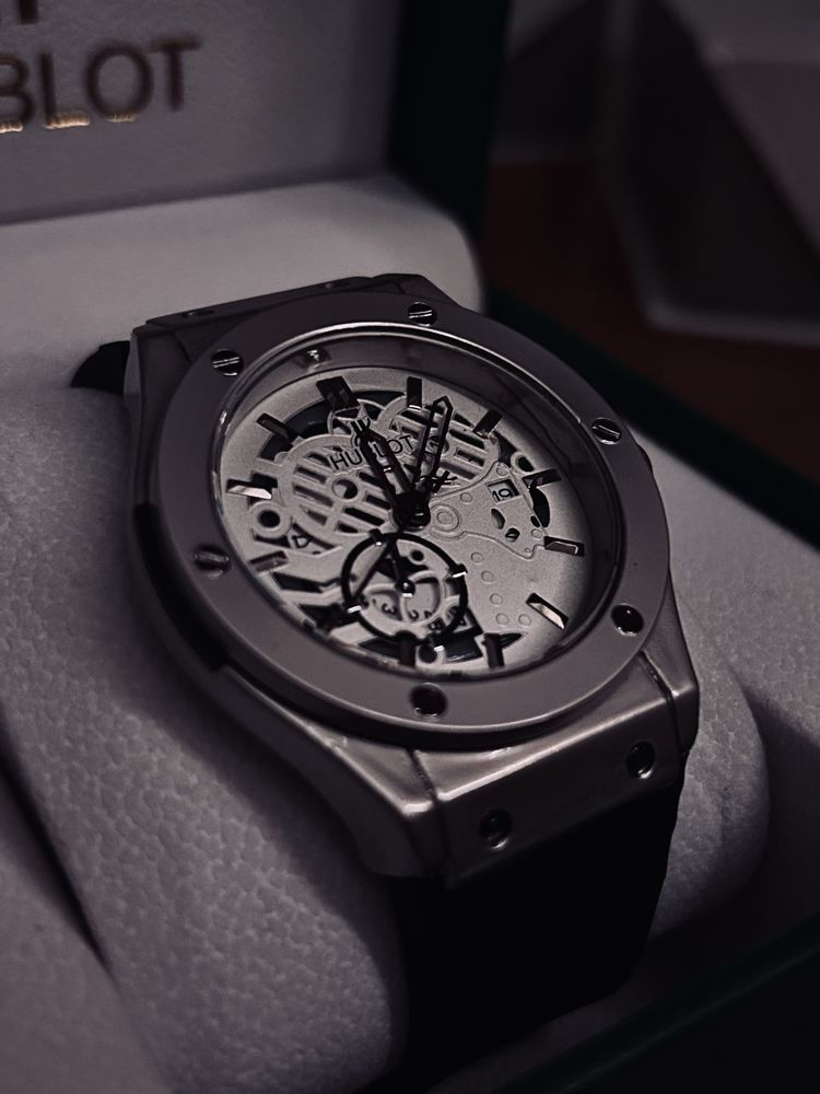 Часы Hublot.