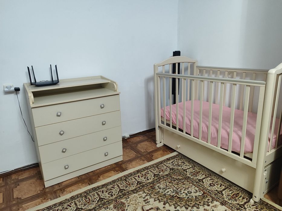 Продам детскую кроватку и комод цвета слоновой кости
