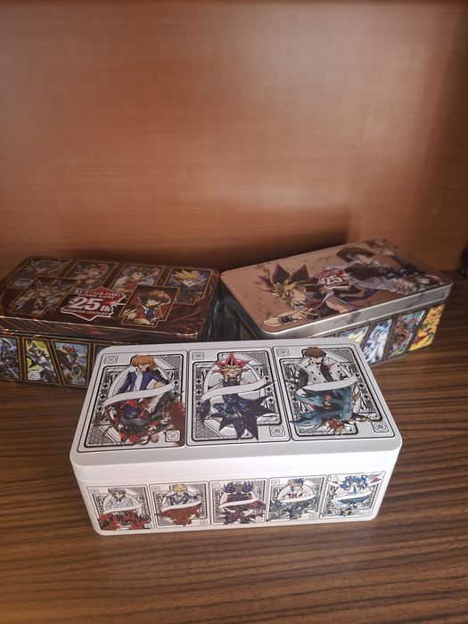 100 броя карти +кутия метална Yu-Gi-Oh